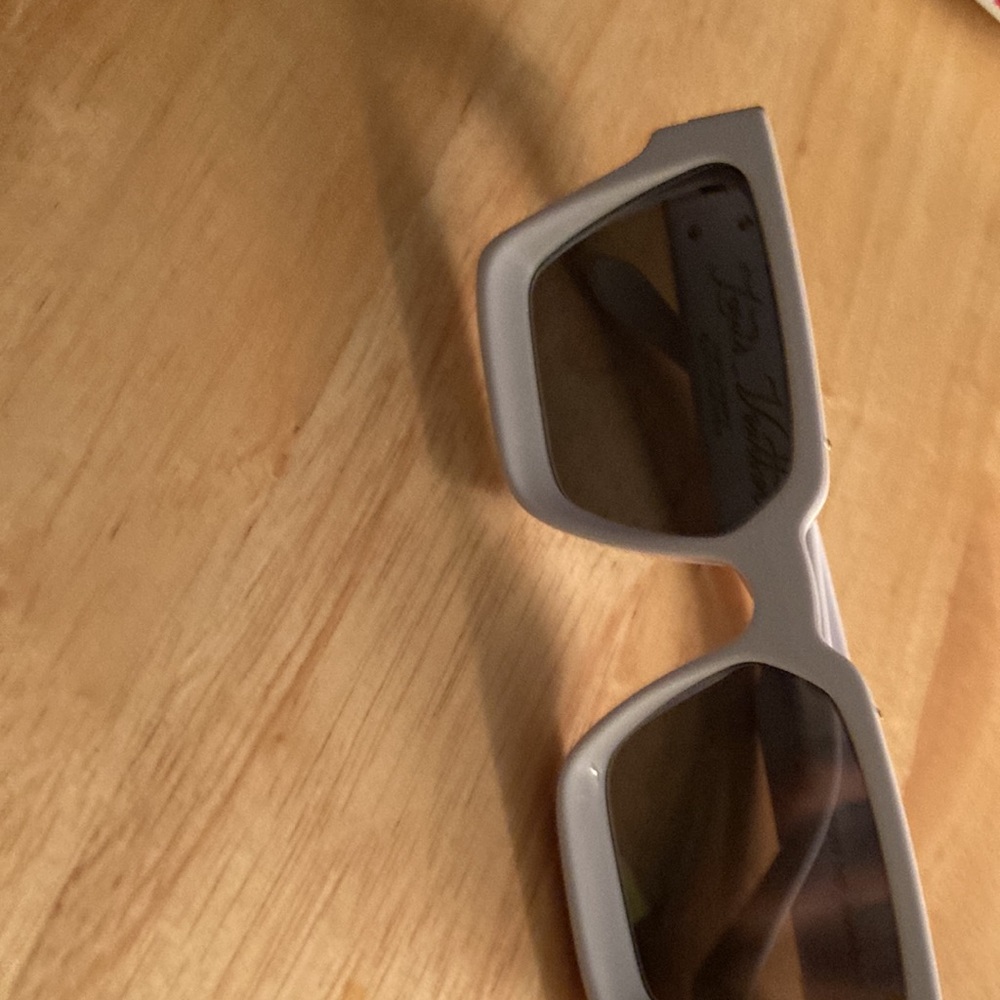 Louis Vuitton shades - Picture 2 of 5